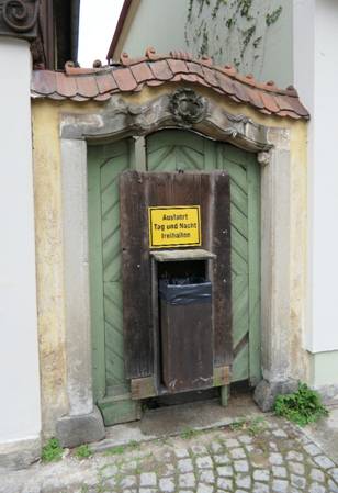 Obsah obr�zku budova, venku, dve�e, textObsah generovan� pomoc� AI m��e b�t nespr�vn�.