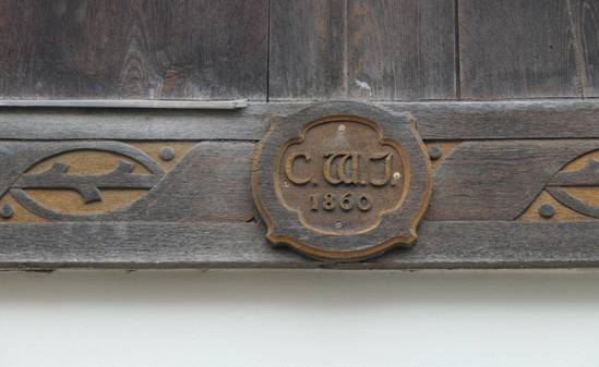 Obsah obr�zku kov, d�evo, d�ev�n�, �t�tek na dve��chObsah generovan� pomoc� AI m��e b�t nespr�vn�.