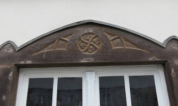 Obsah obr�zku budova, ��msa, venku, oknoObsah generovan� pomoc� AI m��e b�t nespr�vn�.