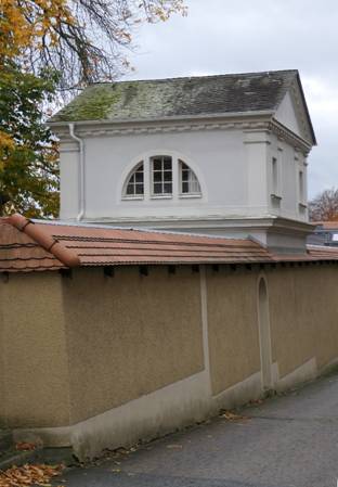 Obsah obr�zku venku, budova, okno, stromObsah generovan� pomoc� AI m��e b�t nespr�vn�.