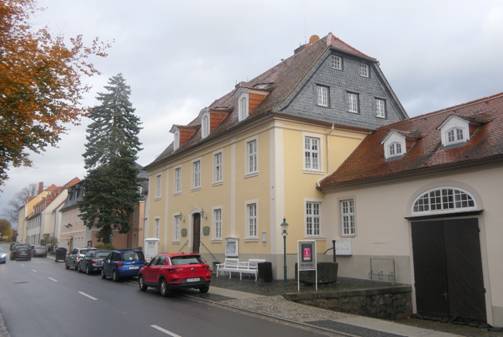 Obsah obr�zku venku, budova, obloha, oknoObsah generovan� pomoc� AI m��e b�t nespr�vn�.