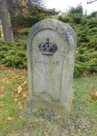 Obsah obr�zku venku, hrob, h�bitov, budovaObsah generovan� pomoc� AI m��e b�t nespr�vn�.