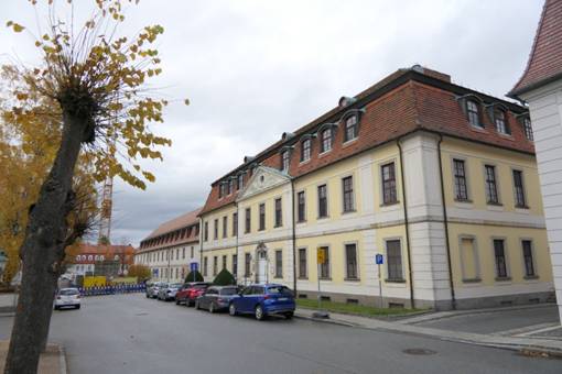 Obsah obr�zku venku, obloha, okno, stromObsah generovan� pomoc� AI m��e b�t nespr�vn�.