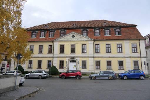 Obsah obr�zku venku, budova, okno, stromObsah generovan� pomoc� AI m��e b�t nespr�vn�.