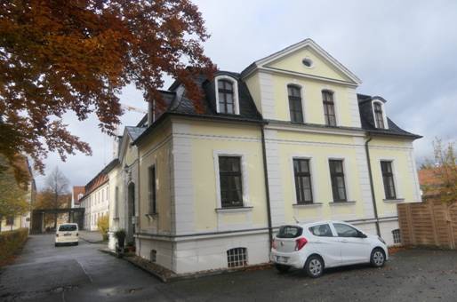 Obsah obr�zku venku, budova, okno, stromObsah generovan� pomoc� AI m��e b�t nespr�vn�.