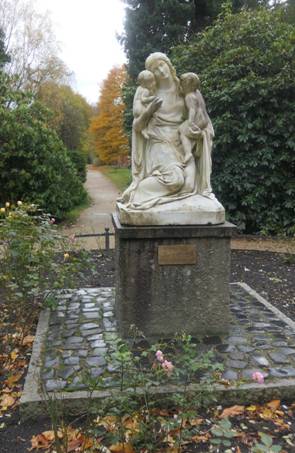 Obsah obr�zku venku, socha, strom, pam�tn�kObsah generovan� pomoc� AI m��e b�t nespr�vn�.