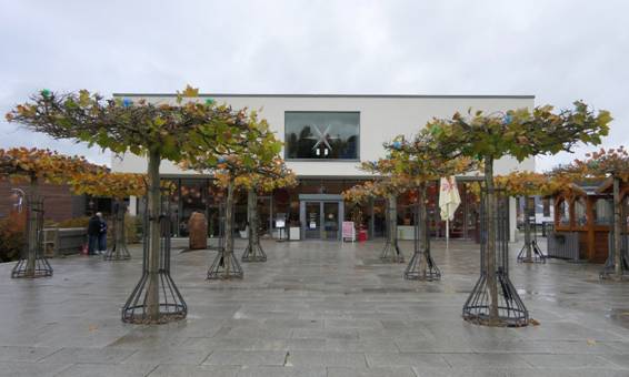 Obsah obr�zku obloha, venku, strom, budovaObsah generovan� pomoc� AI m��e b�t nespr�vn�.