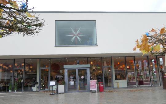 Obsah obr�zku budova, n�kupn� centrum, venku, stromObsah generovan� pomoc� AI m��e b�t nespr�vn�.