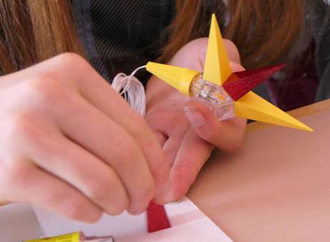 Obsah obr�zku osoba, h�eb�k, Barevn� pap�r, Um�leck� pap�rObsah generovan� pomoc� AI m��e b�t nespr�vn�.