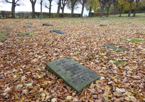 Obsah obr�zku venku, hrob, h�bitov, tr�vaObsah generovan� pomoc� AI m��e b�t nespr�vn�.