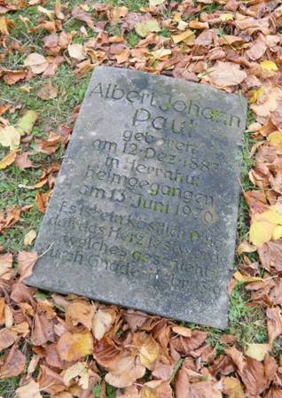 Obsah obr�zku text, hrob, h�bitov, venkuObsah generovan� pomoc� AI m��e b�t nespr�vn�.