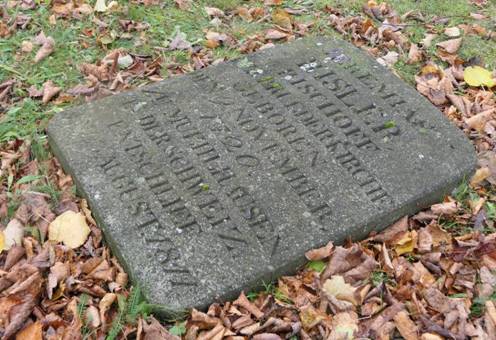 Obsah obr�zku hrob, h�bitov, venku, N�hrobn� k�menObsah generovan� pomoc� AI m��e b�t nespr�vn�.