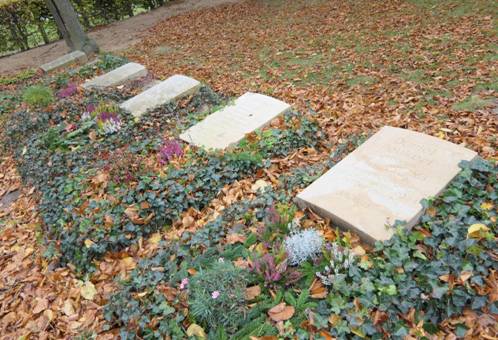 Obsah obr�zku hrob, venku, poh�eb, h�bitovObsah generovan� pomoc� AI m��e b�t nespr�vn�.