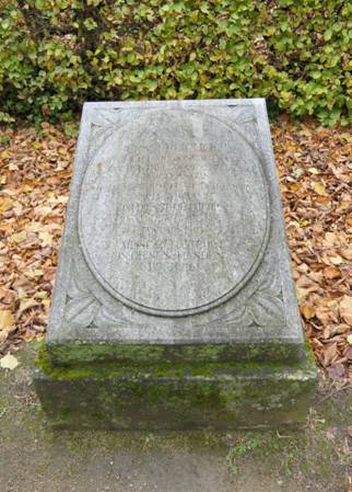 Obsah obr�zku hrob, venku, h�bitov, pam�tn�kObsah generovan� pomoc� AI m��e b�t nespr�vn�.