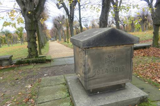 Obsah obr�zku venku, hrob, h�bitov, stromObsah generovan� pomoc� AI m��e b�t nespr�vn�.