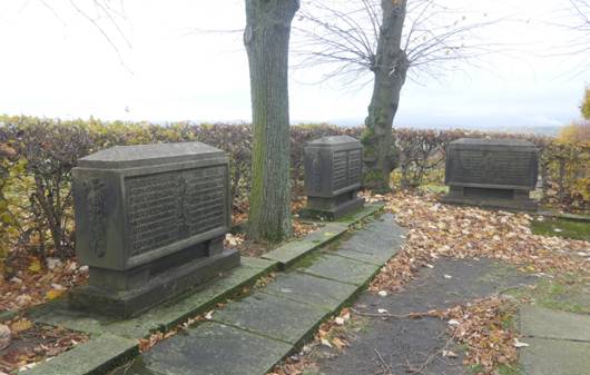 Obsah obr�zku venku, hrob, h�bitov, poh�ebObsah generovan� pomoc� AI m��e b�t nespr�vn�.