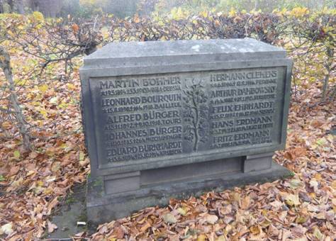 Obsah obr�zku venku, hrob, h�bitov, stromObsah generovan� pomoc� AI m��e b�t nespr�vn�.