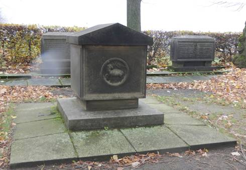 Obsah obr�zku venku, h�bitov, hrob, poh�ebObsah generovan� pomoc� AI m��e b�t nespr�vn�.