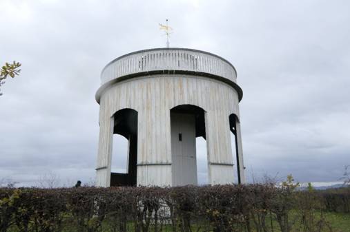 Obsah obr�zku obloha, venku, budova, mrakObsah generovan� pomoc� AI m��e b�t nespr�vn�.