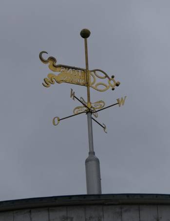 Obsah obr�zku korouhvi�ka, obloha, venkuObsah generovan� pomoc� AI m��e b�t nespr�vn�.